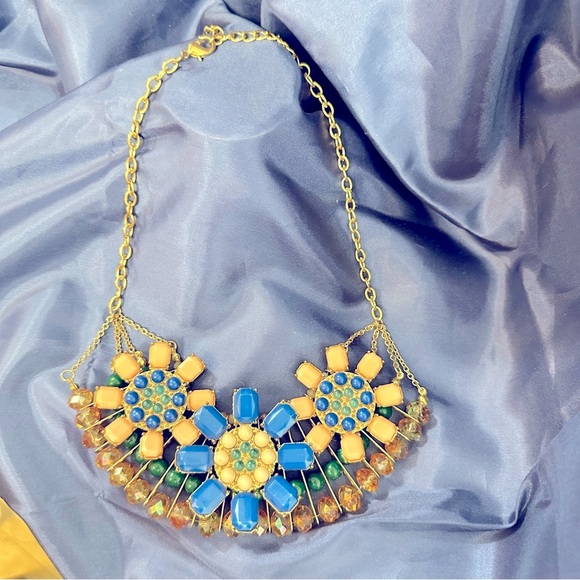 ?? Jewelry - Vintage flower beaded gold tone necklace.